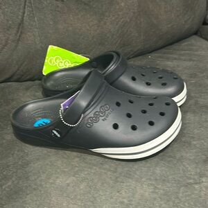 Crocs men’s 8 women’s 10 black with white trim